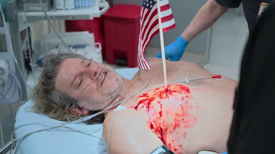 Patient se présentant avec une hampe de drapeau américain empalée dans l'hémithorax droit.