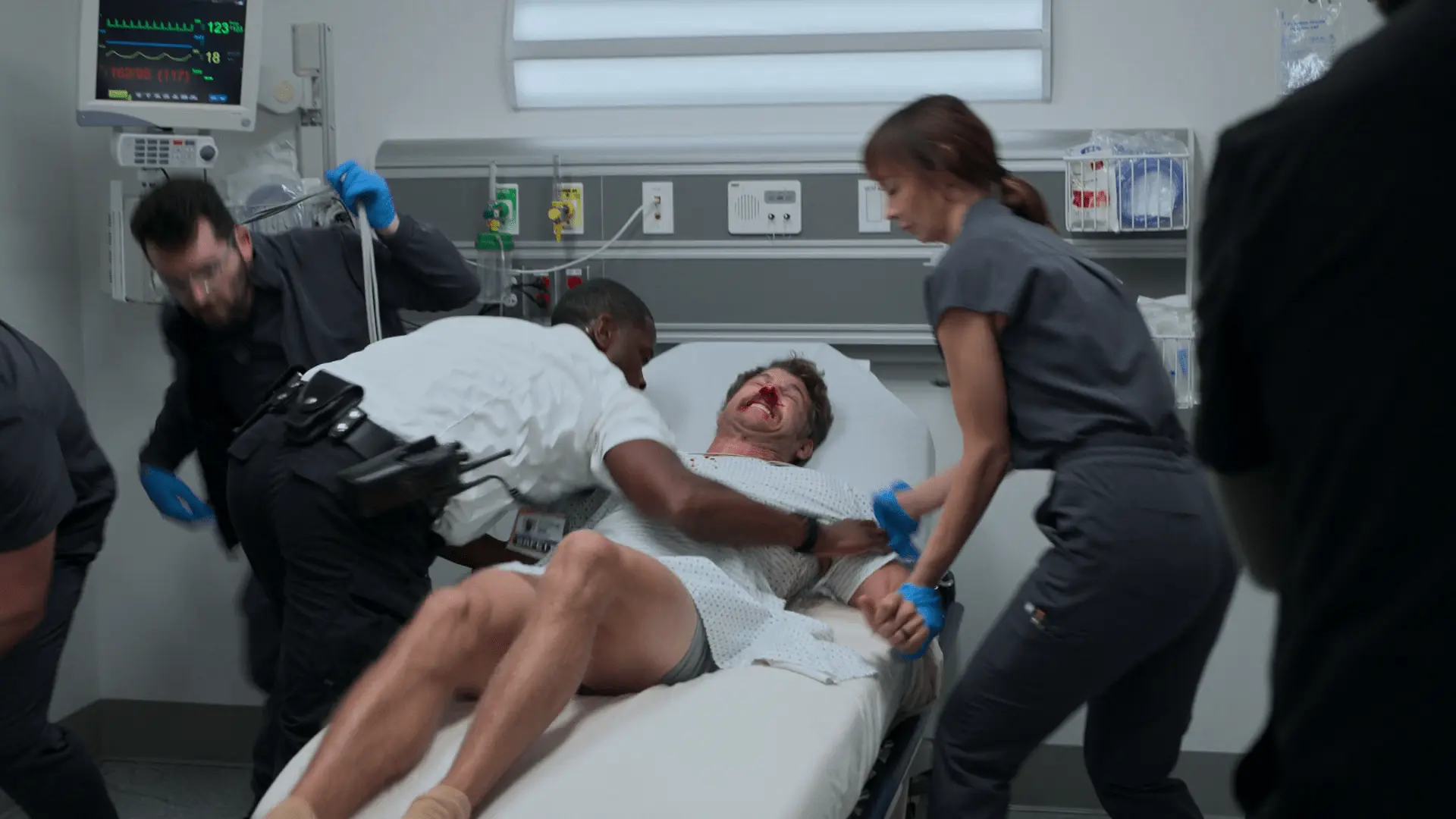 Sédation chimique par 4 mg de Midazolam (Versed) et contention physique d'un patient combatif