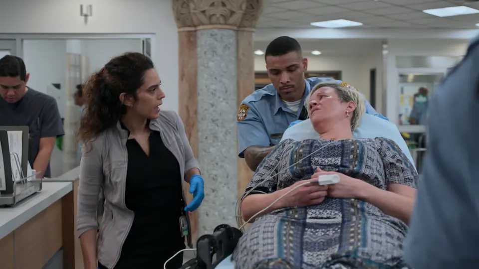 La patiente Edith Lynch présentant une douleur thoracique droite.