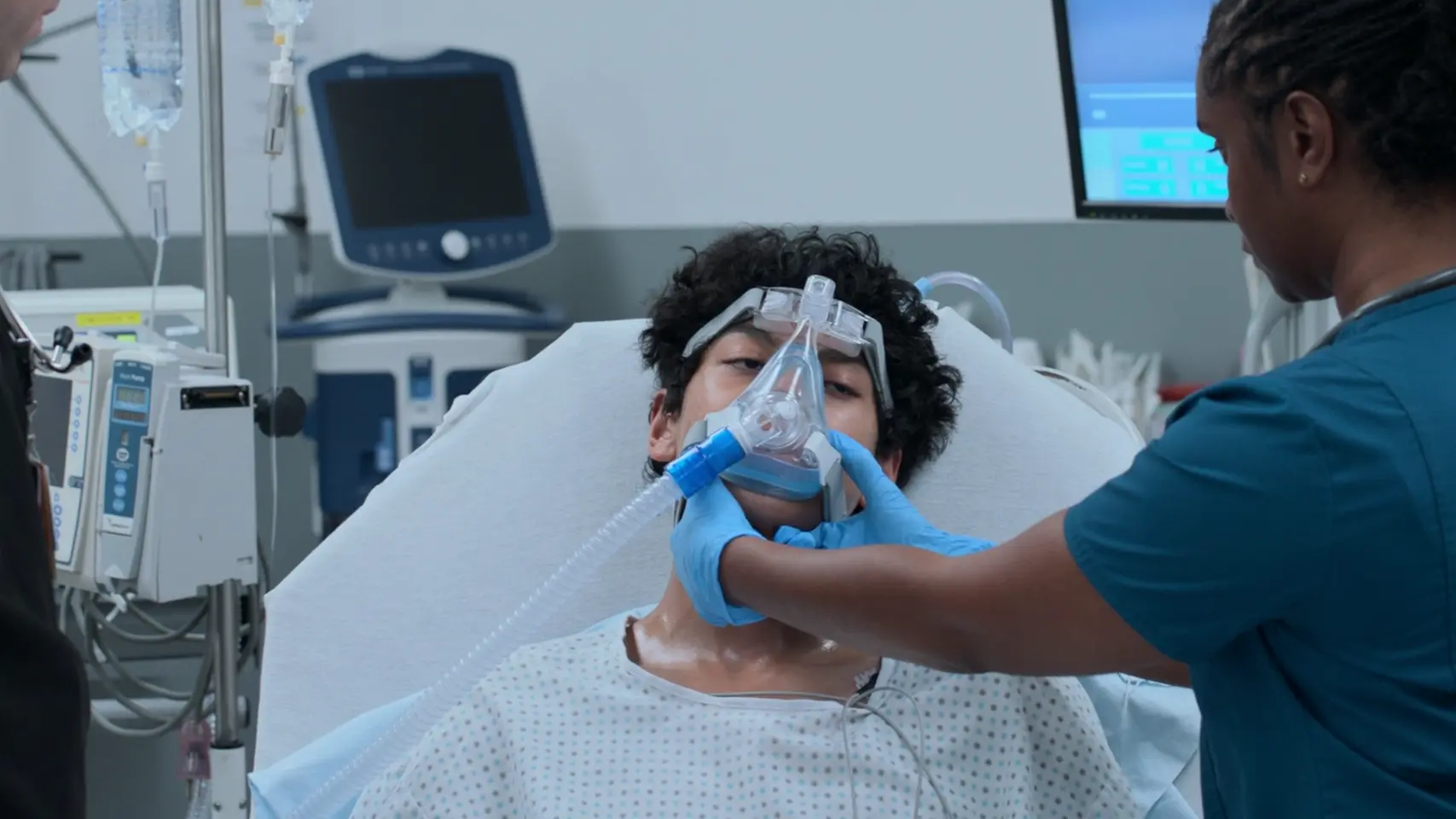 Mise en place de la VNI (BiPAP) avec nébuliseur intégré en ligne.