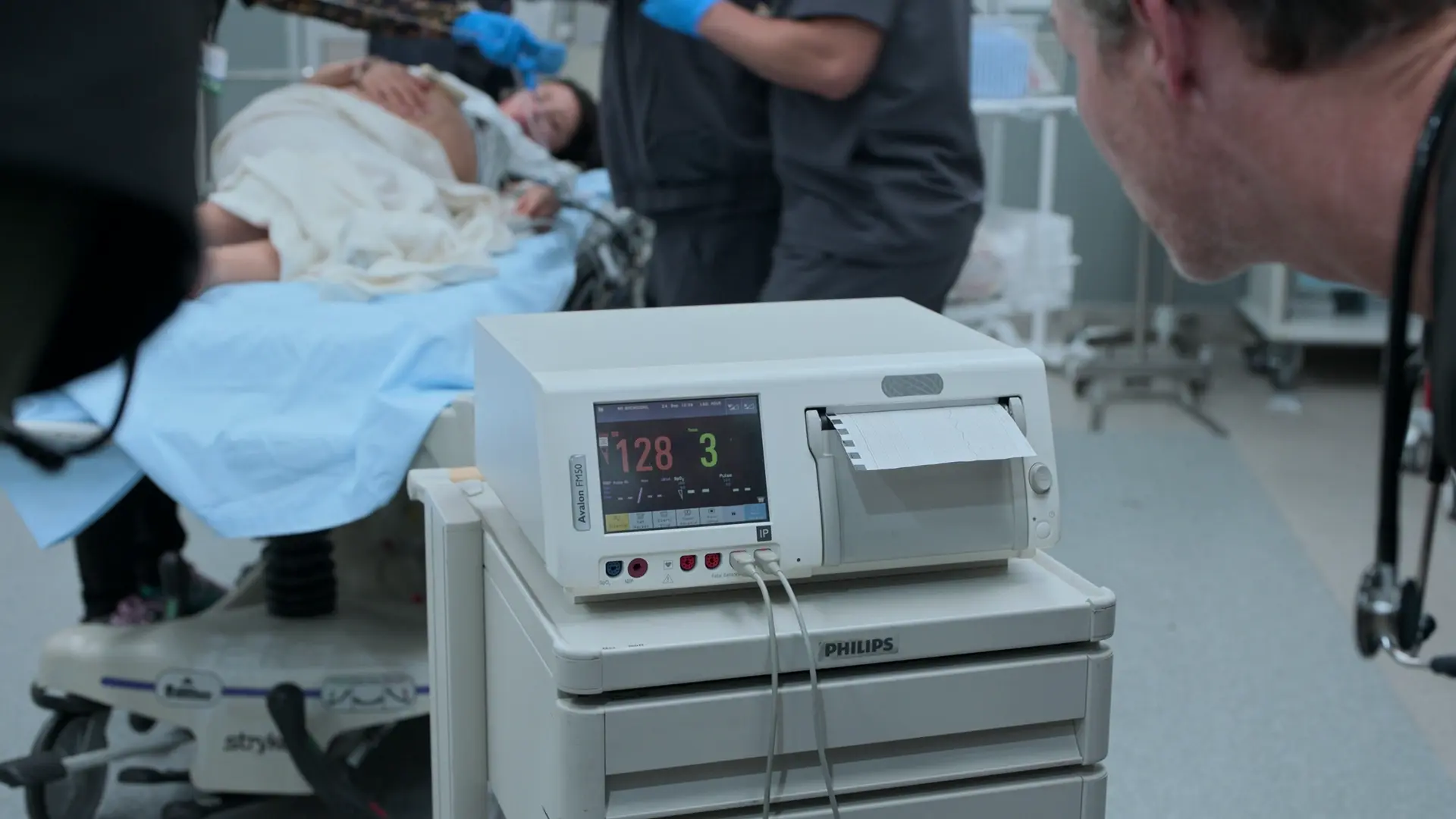 Cardiotocographie initiale montrant un rythme cardiaque fœtal rassurant à 128 bpm.