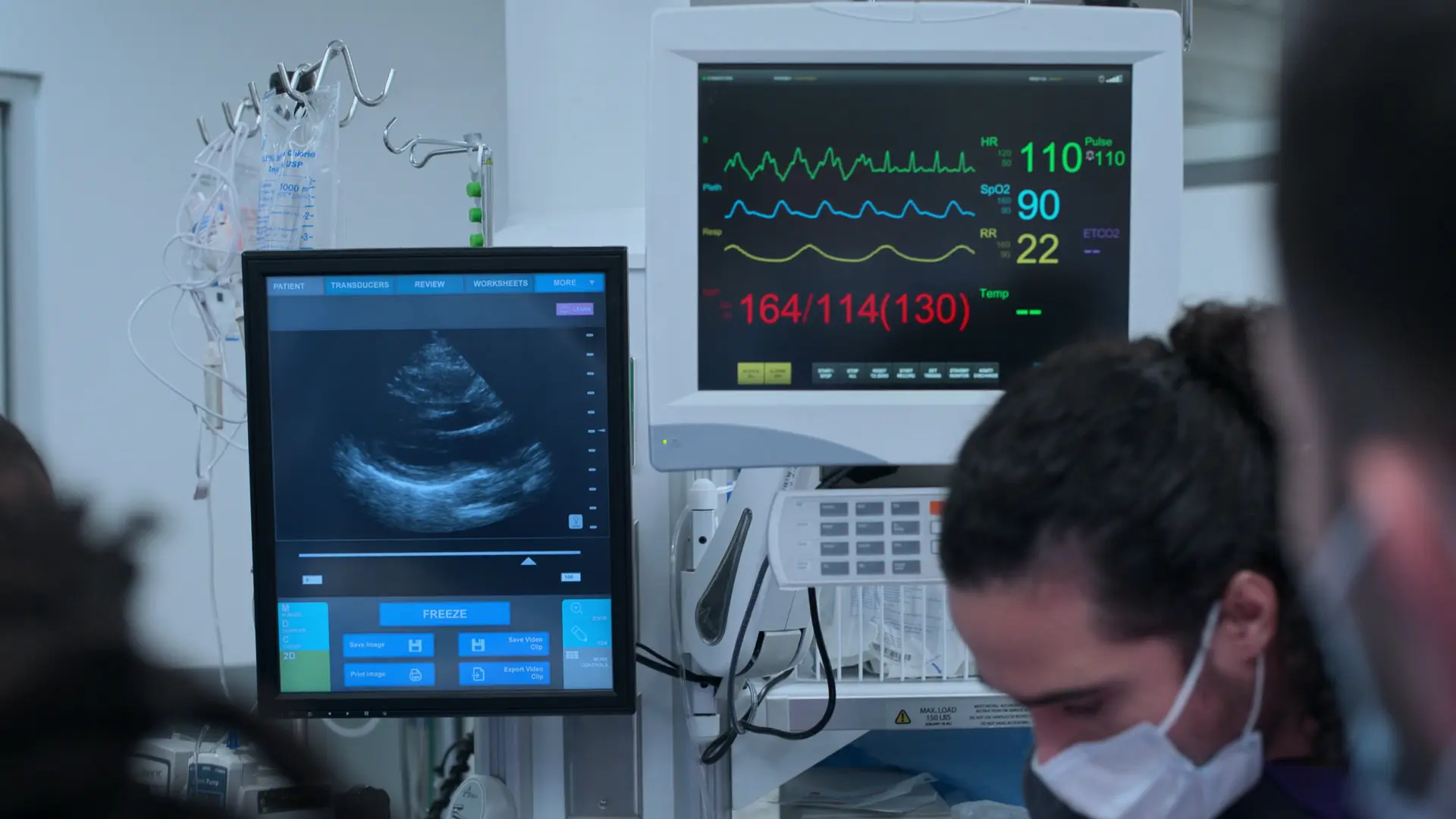 Moniteur cardiaque affichant un rythme sinusal organisé lors d'un contrôle du pouls.