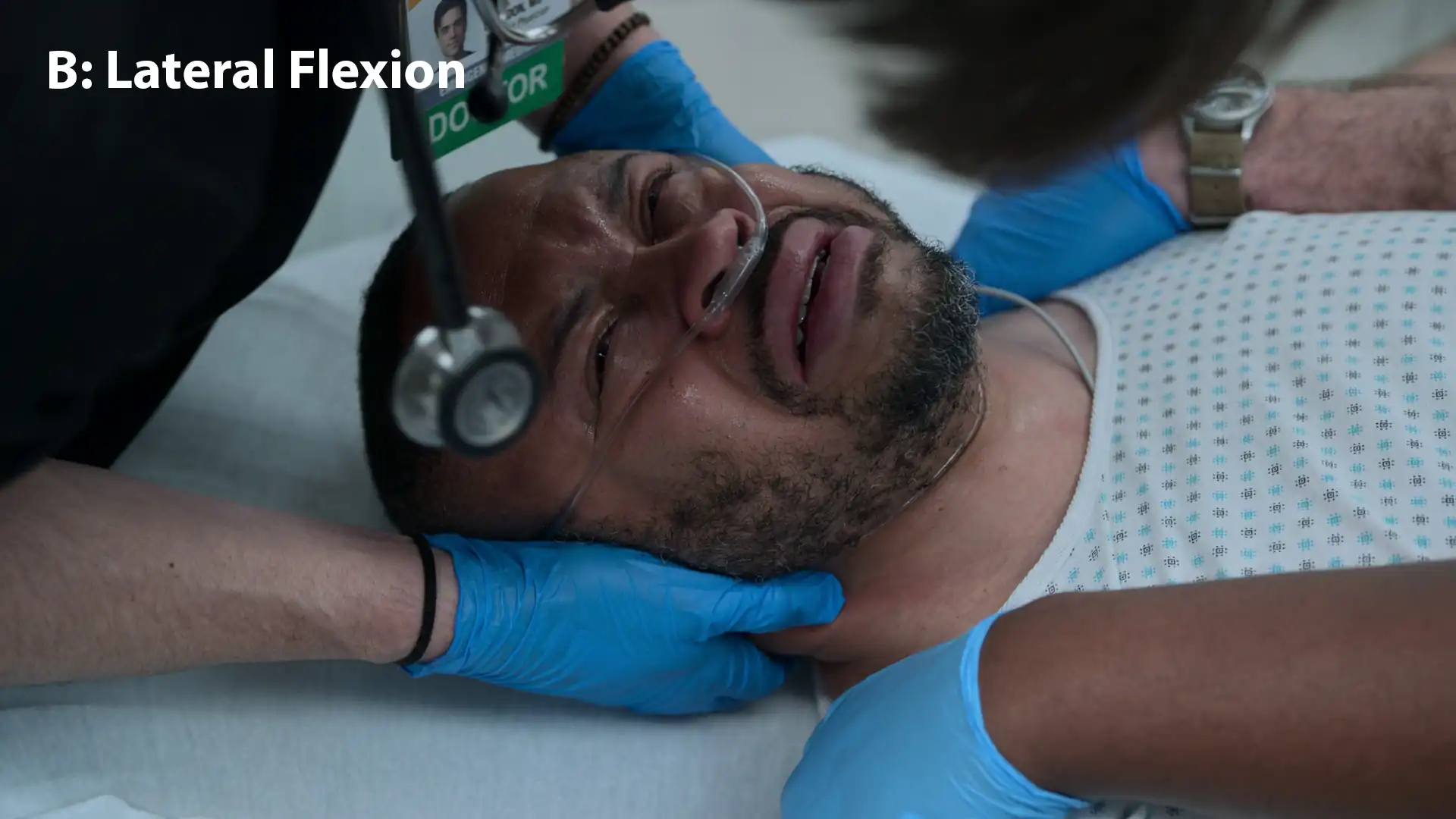 Schritt B: Lateralflexion. Dr. Langdon beugt den Hals des Patienten lateral nach rechts, während er einen starken Längszug aufrechterhält.