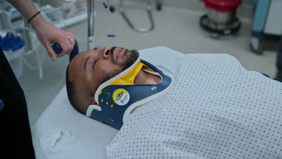 Le patient est amené par les services de secours suite à un accident de la voie publique (AVP) avec choc frontal contre un poteau téléphonique.