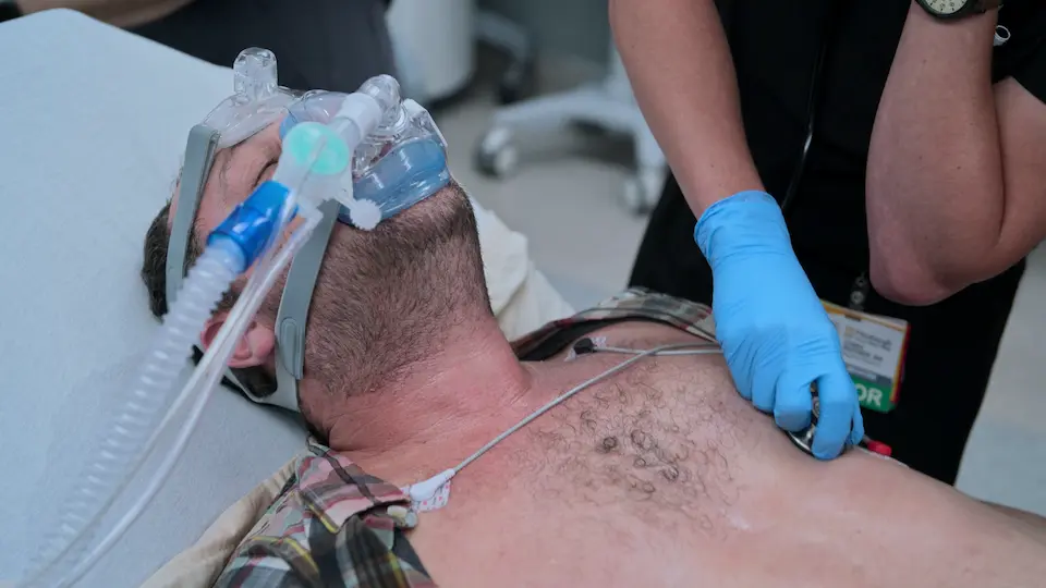 Patient arrivant par véhicule personnel en détresse respiratoire sévère.