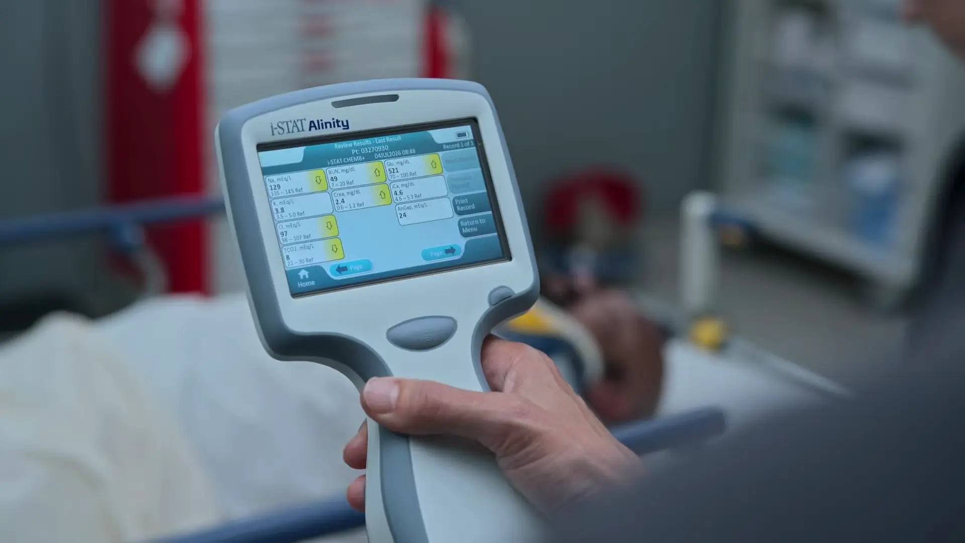 患者のChem-8+結果を表示するi-STAT Alinity POCTデバイス。
