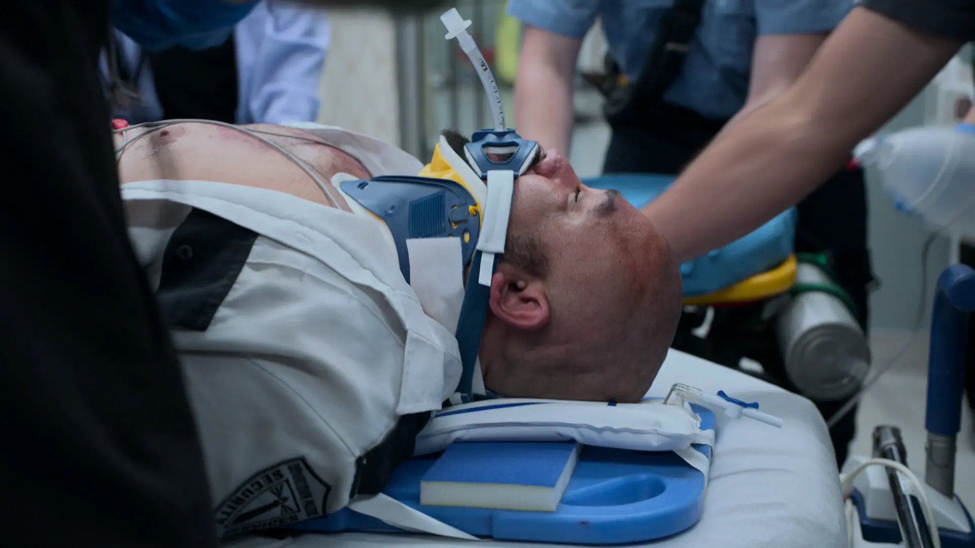 Patient inconscient sur plan dur après une chute de 6 mètres.